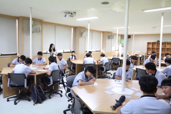 심리상담 분야 진로체험을 하고 있는 기민중 재학생들