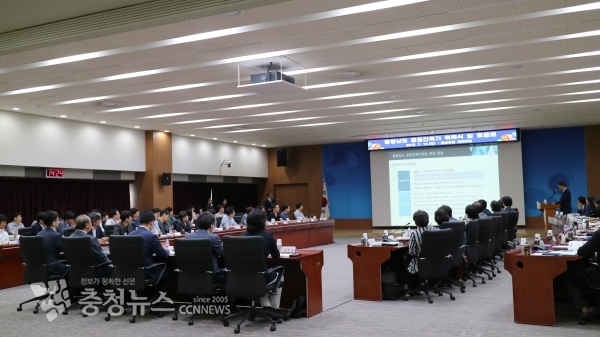 15일 충남도청 대회의실에서 열린 충청남도 공공건축가 위촉식 및 토론회