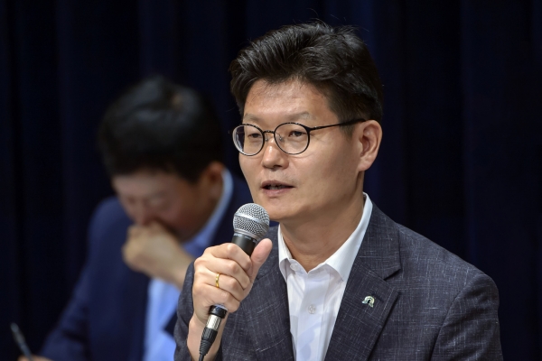 월송동 시민과의 대화를 진행하고 있는 김정섭 시장