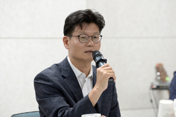 이인면 시민과의 대화를 진행중인 김정섭 시장