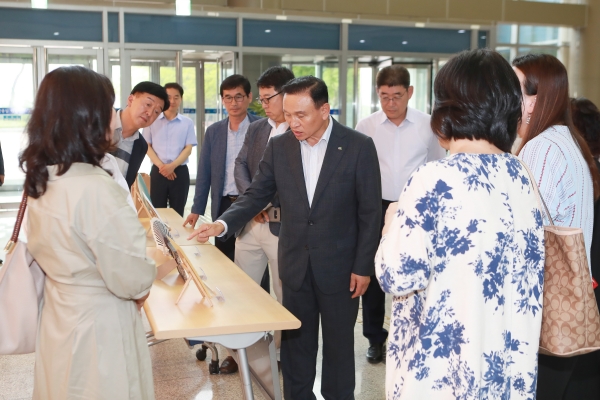 구본영 천안시장이 15일 청렴 캘리그라피 전시회를 둘러보고 있다.