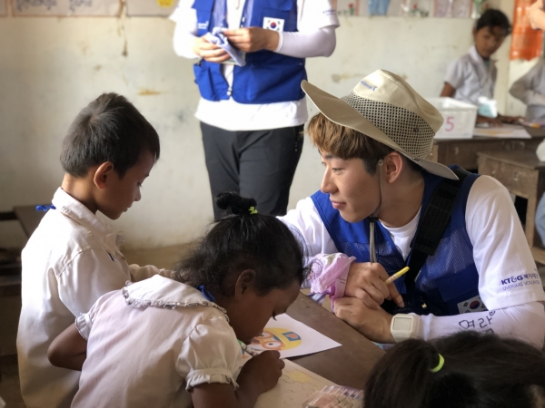 KT&G, 캄보디아에 봉사단 파견해 도서관 짓고 책도 기증