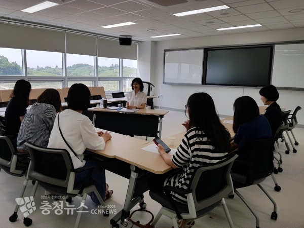 세종시 학부모들이 세종교육원에서 토의형태의 상담을 진행하고 있는 장면