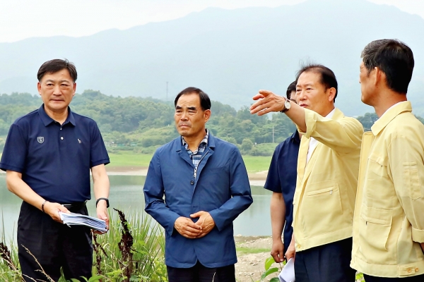 김인식 한국농어촌공사 사장(왼쪽에서 두번째)이 17일 홍성 장곡저수지에서 김종필 충남지역본부장(왼쪽세번째)로부터 저수율 현황을 보고 받고 있다