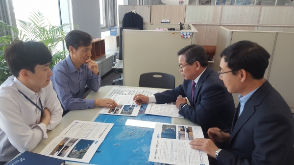 해양수산부 방문해 도둔지구 연안정비 사업필요성 설명 중인 노박래 군수