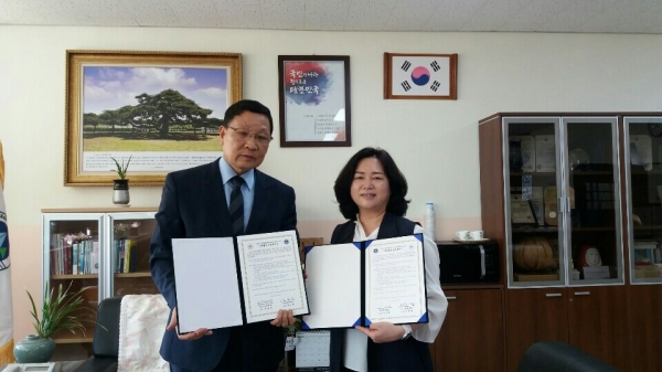건양대 군사경찰대학 이세영 학장(왼쪽)과 대산고등학교 서소현 교장선생님의 MOU 모습.