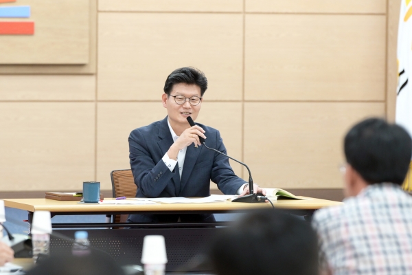 '2020 새시책 구상 보고회' 를 주재하고 있는 김정섭 공주시장