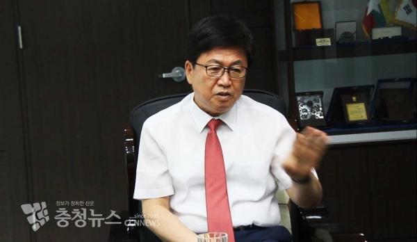 인터뷰 하는 최교진 세종시교육감 / 충청뉴스 최형순 기자