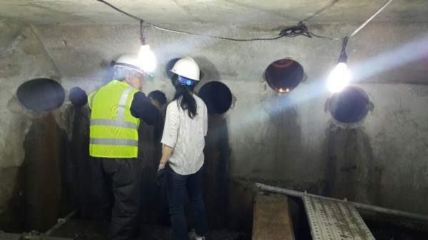 여름철 도로 침수 피해 예방을 위하여 정부청사 지하차도 배수구 개량공사에 한창