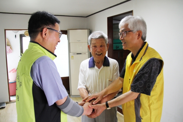 사랑의 집 고치기 완료후 유병훈 부시장과 임성동 지부장이 해당 가정 어르신과 담소를 나누고 있다.(좌 : 임동성 농협 아산시지부장, 해당 어르신가구, 유병훈 부시장)