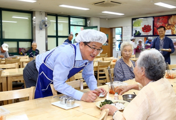 정용래 구청장 노인복지관 배식봉사 모습