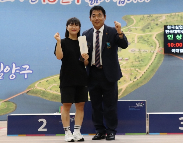 시청 역도팀 (왼)장은비_최우수선수상 수상 모습