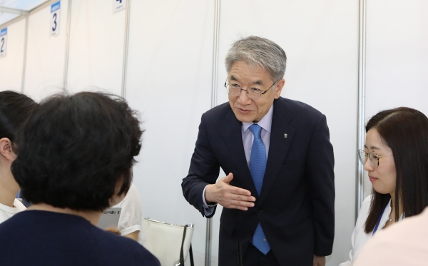 학부모에게 입학전형을 안내하는 백웅기 총장