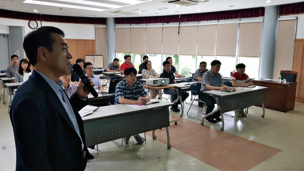 24일 조영호 감사실장이 전남 함평지사에서 적극행정사례설명과 청렴문화확산에 대해 교육하고 있다