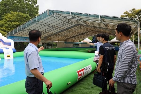 25일 신성동 대덕사이언스운동장에서 구 관계자와 외부 안전전문가가 안전점검 실시