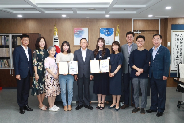 구본영 시장과 소식지‧방송 분야 발표에 참가한 홍보담당관 미디어홍보팀, 도시재생 분야에서 발표한 도시재생과 뉴딜사업팀이 기념사진을 촬영하고 있다.