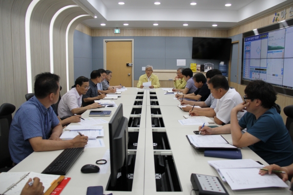 유병훈 아산시 부시장 주재로 재난대책 상황실에서 호우경보에 따른 상황판단 및 대처상황 점검회의를 진행