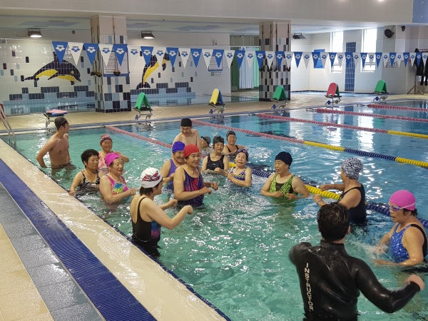 장애인 수중운동 교실 운영