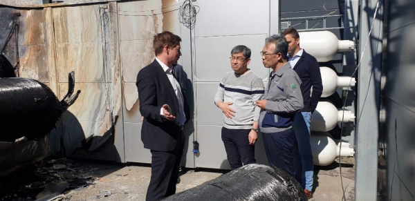 화재사고 현장에서 넬사 관계자로부터 설명을 듣는 장면