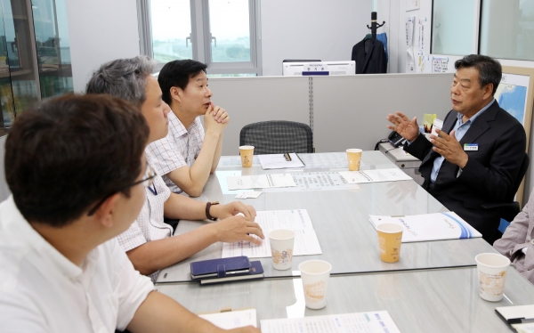 26일 해양수산부 해양정책실을 찾아 ‘해양치유 시범센터 조성사업 대상지’ 태안 선정 및 실시설계비 5억 원 지원을 요청했다. 사진은 해양수산부 해양정책실을 찾은 가세로 군수 모습.