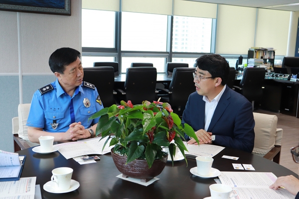 맹정호 서산시장이 구자영 중부지방해양경찰청장을 만나 중부해경청을 서산시로 이전해 줄 것을 건의하고 있다