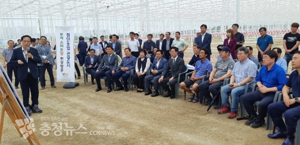 양승조 충남도지사가 부여 우듬지스마트팜 현황을 보고 ㅂㄷ고 있다.