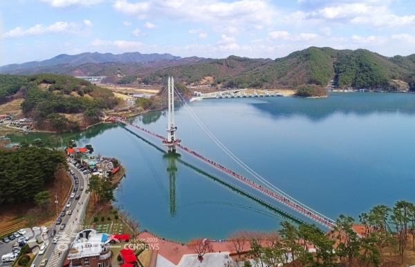 예당저수지 출렁다리 / 충청뉴스 최형순 기자