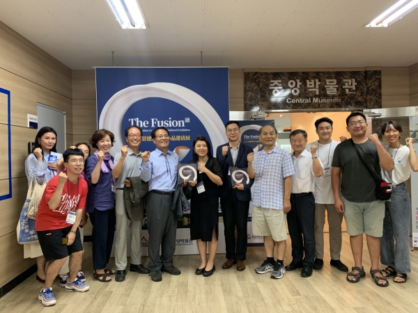 한남대학교 이덕훈 총장(왼쪽 여섯 번째)과 중국 경덕진 도자대학교 장징징 학장(왼쪽 일곱 번째)을 비롯한 관계자들이 전시개막 기념촬영