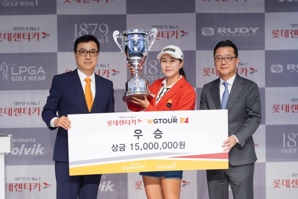 대전 유성구 골프존조이마루에서 열린 ‘2019 롯데렌터카 WGTOUR’ 정규투어 4차 대회에서 (좌측부터) 골프존 박기원 대표, 우승자 김채원, 롯데렌터카 남승현 상무가 우승자 시상식 기념 촬영을 하고 있다