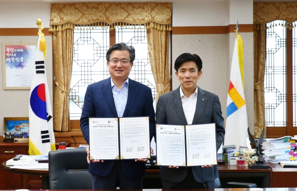 지난 26일 한밭대학교에서 정용래 유성구청장(왼쪽)과 최병욱 총장(오른쪽)이 업무 협약을 체결하고 기념촬영