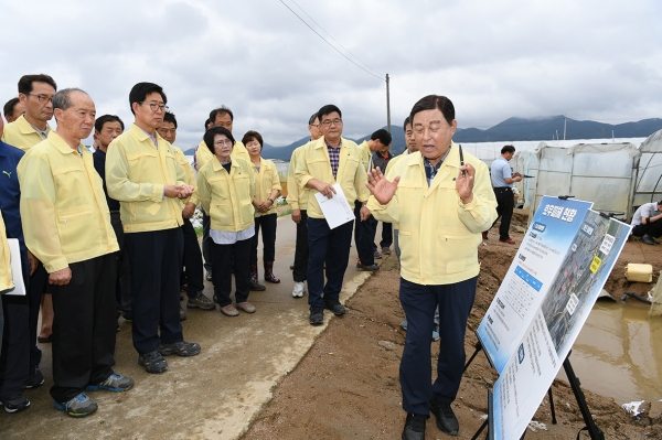 호우 피해 현장에 동행 점검에 나선 양승조도지사와 황선봉 군수