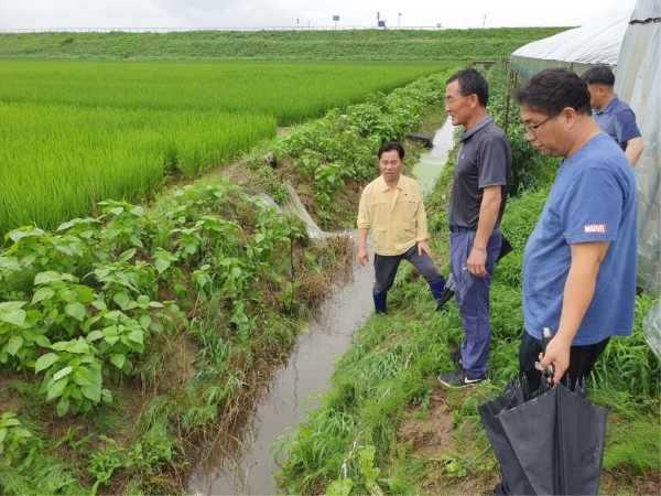 박정현 군수 농가피해 상황 점검 장면