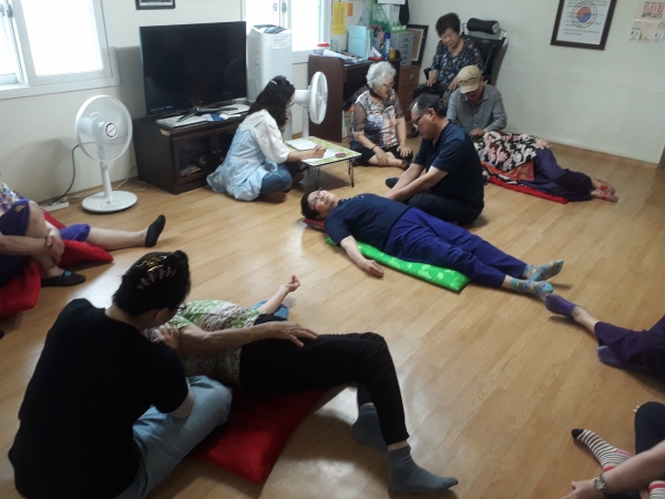 지난 25일 동구 내 한 경로당에서 추진 중인 찾아가는 안마서비스 모습