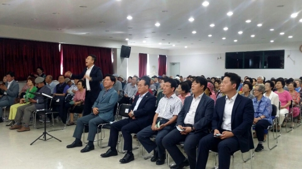 가양2동 빛고을합창단의 제1회 효사랑 정기연주회를 참관중인 황인호 동구청장