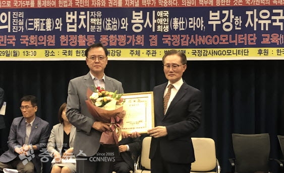 이명수 의원(좌)이 국회의원 헌정대상을 수상한 뒤 기념촬영 하고 있다.