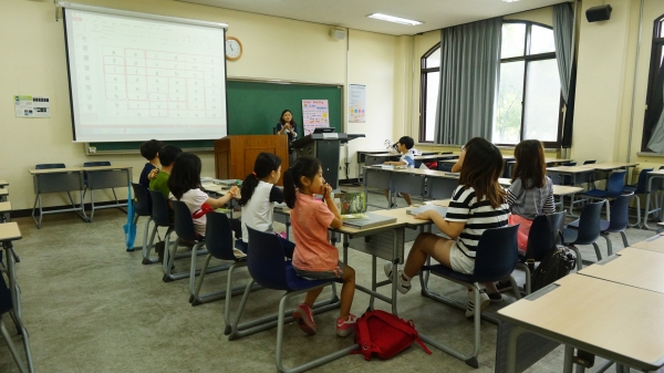 원어민이 여름방학 영어캠프에서 학생들을 가르치는 모습