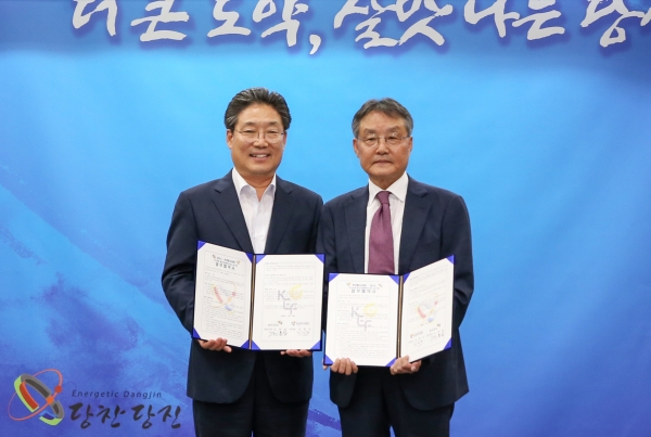 저소득층 에너지효율개선사업 업무협약(사진 왼쪽 김홍장 시장 오른쪽 에너지재단 김광식 이사장