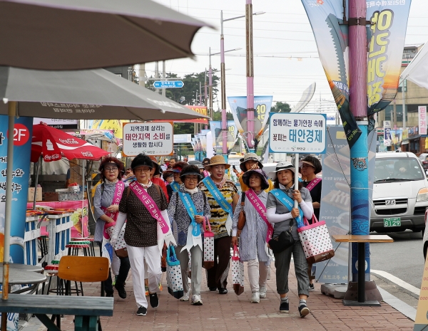 지난 29일 만리포해수욕장, 태안 특산물 전통시장, 서부재래시장 일원에서 ‘피서지 물가안정 캠페인’을 실시