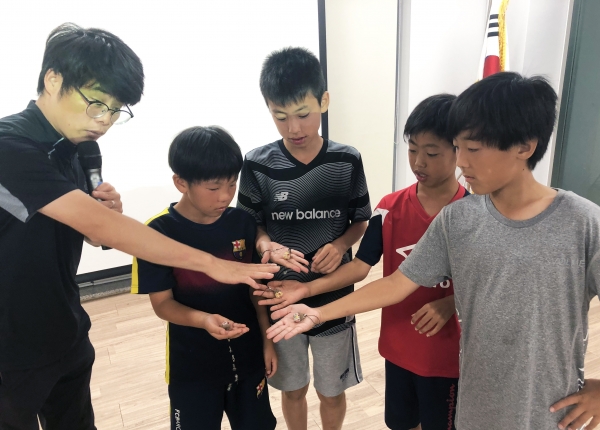 동아시아 유소년 축구대회 선수단이 30일 경북 칠곡군 석적읍 국립칠곡숲체원에 방문, '재미꼼지락(도토리깍정이 열쇠고리 만들기') 프로그램에 참가