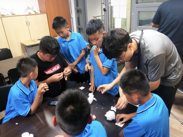 동아시아 유소년 축구대회 선수단이 30일 경북 칠곡군 석적읍 국립칠곡숲체원에 방문, '재미꼼지락(도토리깍정이 열쇠고리 만들기') 프로그램에 참가