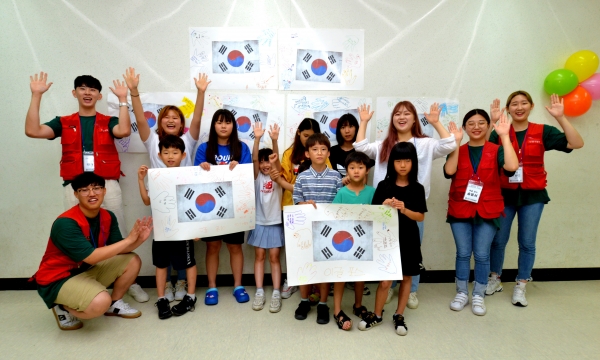 백석쿰캠프에 참석한 초등학생들이 태극기 퍼즐을 맞추고, 우리나라를 위해 자신들이 할 수 있는 일들을 적었다.