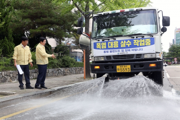 폭염대비 현장점검에 나선 장종태 구청장