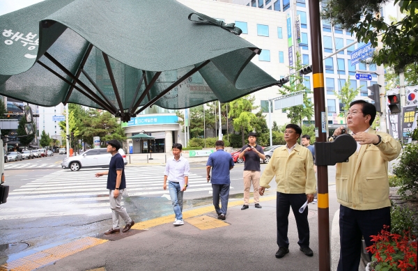 이달 34개소 그늘막 확대 설치 (그늘막을 점검하고 있는 장종태 구청장)