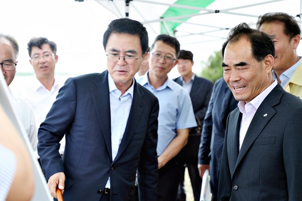 김태흠 국회의원(사진왼쪽)과 김인식 사장(사진오른쪽)은 30일 충남 보령현장에서 항구적 가뭄대책 마련 등 안전한 영농환경조성에 힘쓰겠다고 밝혔다