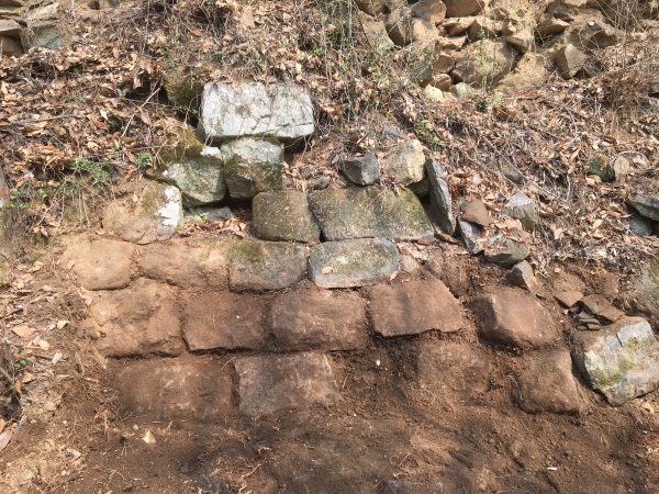 두릉산성이 백제시대 도성의 방어적 목적으로 축성된 성곽이자 백제 멸망 후 부흥운동의 주요 근거지 가운데 한 곳이었을 것으로 추정되는 사진