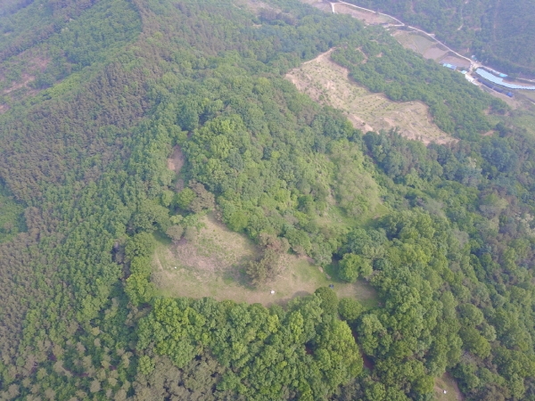 두릉산성이 백제시대 도성의 방어적 목적으로 축성된 성곽이자 백제 멸망 후 부흥운동의 주요 근거지 가운데 한 곳이었을 것으로 추정되는 사진
