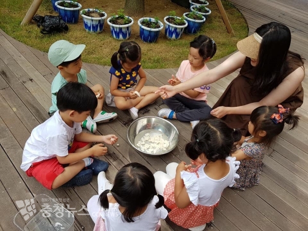 유아들이 유치원에서 즐겁게 수업에 임하고 있는 장면.