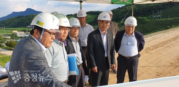 김인식 사장은 팔덕지구 다목적농촌용수개발사업 현장을 둘러보며 철저한 안전관리를 지시했다.