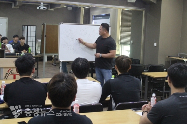 자체교육을 실시하는 이영찬 타이거짐 대표 / 충청뉴스 최형순 기자