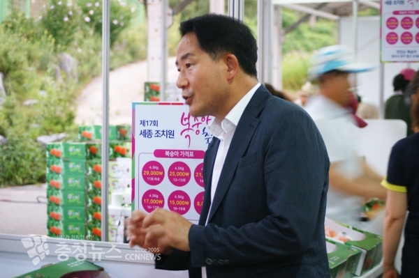 판매부스를 찾은 상병헌 의워